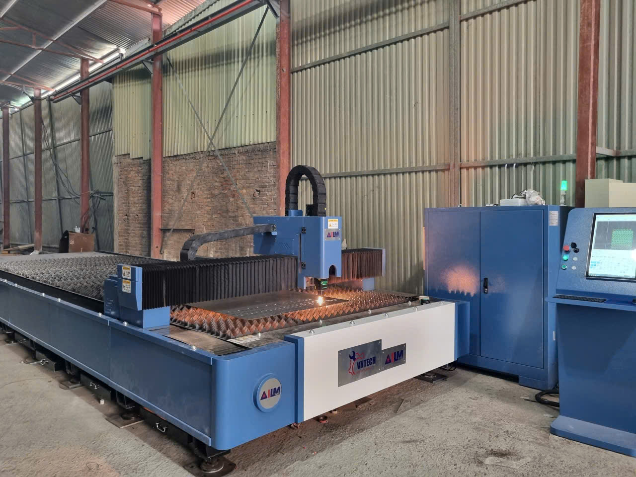 Gia công kim loại tấm 33 may cat laser CNC ILM